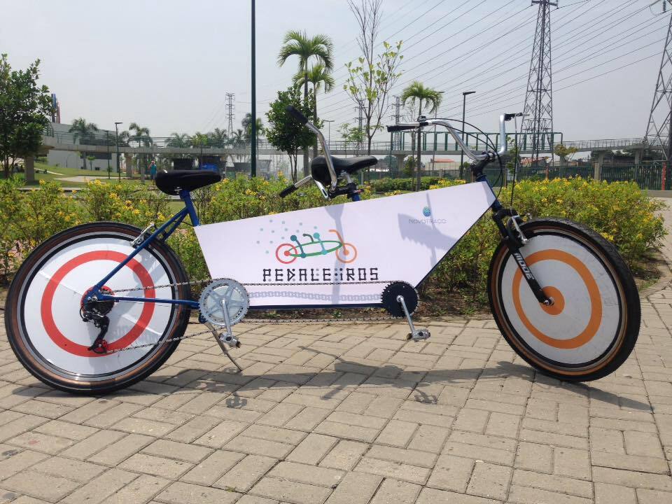 Bike especial do projeto Pedaleiros, em que um guia pedala junto com um cego.